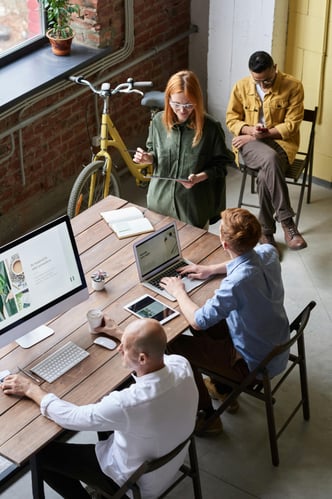 Equipo de consultoría estratégica trabajando en proyectos personalizados
