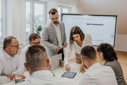 Equipo de negocio colaborando en reunión para implementar inteligencia artificial en sus procesos